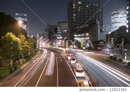 大都會東京夜樹幹路圖像汽車踪影光 大都會東京夜樹幹路圖像汽車踪影光 12912362