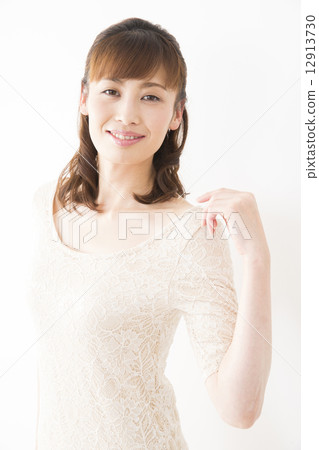 Portrait middle women 12913730