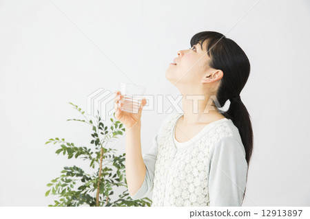 Women who gargle 12913897