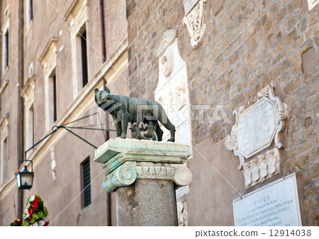 The statue of Romul, Remus and she-wolf in Rome, Italy.. 12914038
