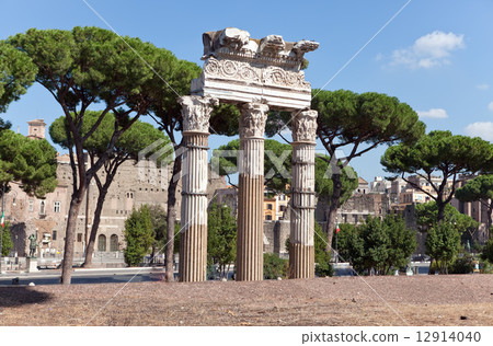 Italy. Rome. Ruins of an antique temple of Venus 12914040