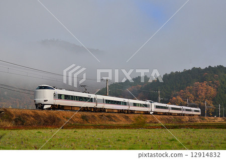鐵路火車San-in主線京都口287系列Sonobe~Funaoka Tanba霧霧濃霧秋天堤防Nantan City有限公司快遞JR西日本Sagano線Kinosaki Hashidate Maizuru 12914832