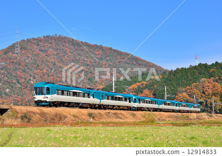 鐵路火車San-in主線京都口KTR Kita Kinki Tango鐵路8000系列Sonobe  -  Funoka秋葉楓葉Momiji秋季船員房南丹市JR西部快車Sagano線Osakadake Hashidate Maduzu山 12914833