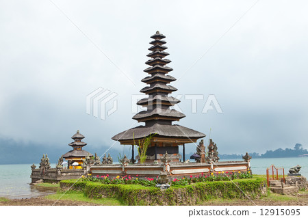 temple Ulun Danu on lake Beratan, Bali,Indonesia.. 12915095