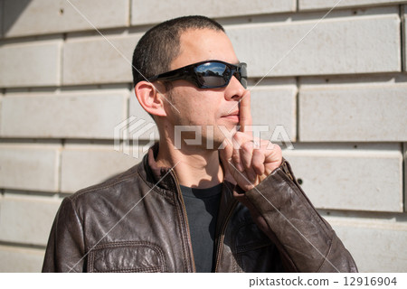Man wearing sunglasses 12916904