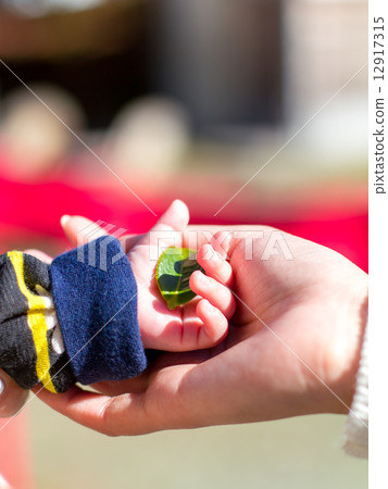 Baby's hands and hands 12917315