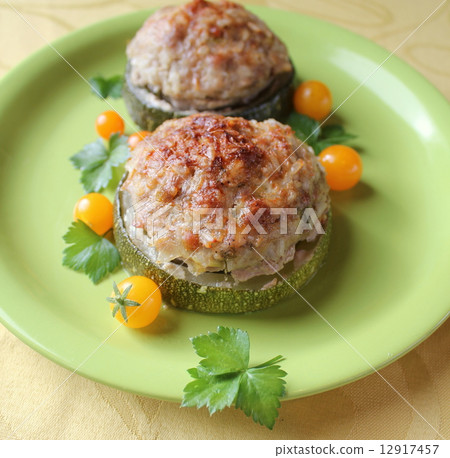 zucchini stuffed with minced meat and rice 12917457