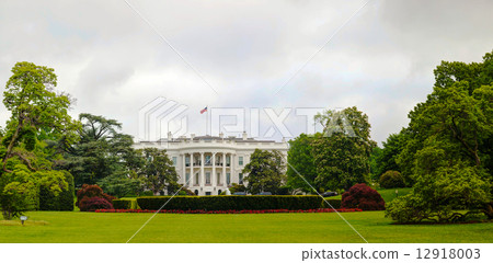 The White House building in Washington, DC 12918003