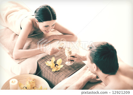 couple in spa 12921209