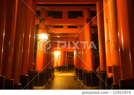 伏見Inari Taisha寺廟torii torii夜視圖 伏見Inari Taisha寺廟torii torii夜視圖 12922974