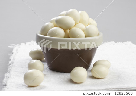 Peanuts coated with white chocolate 12923506