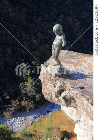 Tokushima prefecture Miyoshi City, autumn's Iyakei, the manicure of the man's piss of Iya standing on the cliff 12923697