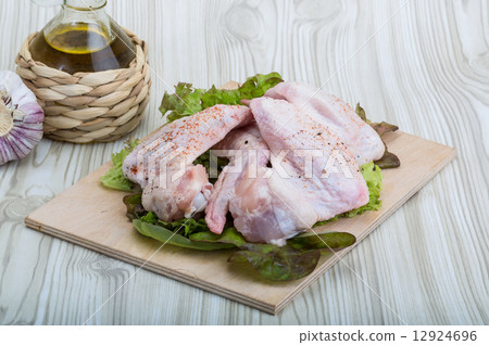 Raw chicken wings 12924696