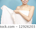 一個女人穿著浴巾 12926203