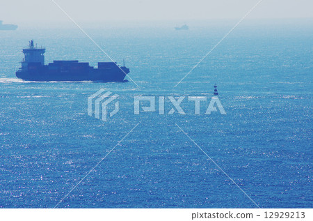 離開海岸的船剪影 12929213