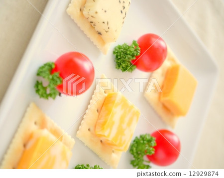 Hors d'Oeuvres“什錦奶酪配方和餅乾”(垂直位置) Hors d'Oeuvres“什錦奶酪配方和餅乾”(垂直位置) 12929874