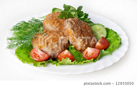 meat rissoles with vegetables 12933050