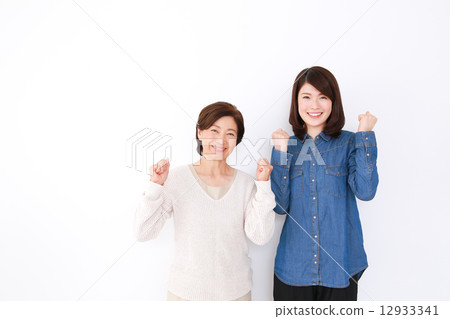 擺在婦女的女孩 12933341