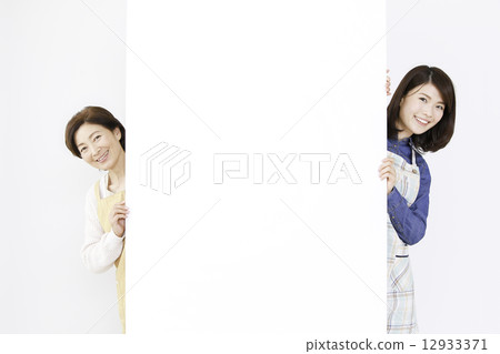 Women in apron 12933371