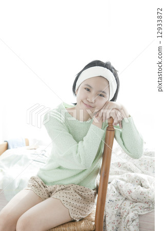 微笑在椅子的一個少婦 12933872