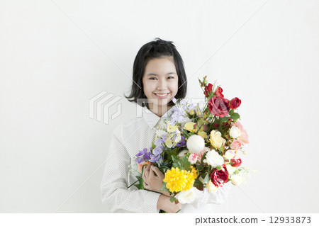 拿著一束花的年輕女子 12933873