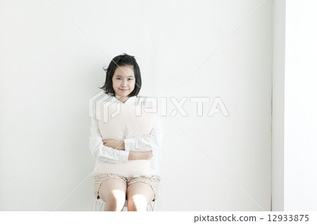 拿著枕頭的一個少婦 拿著枕頭的一個少婦 12933875