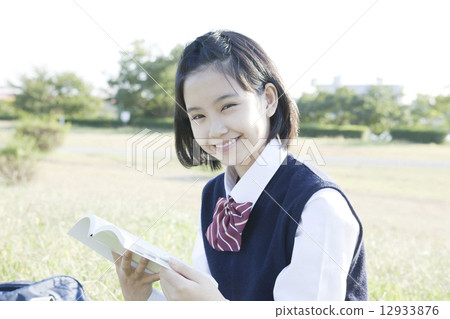 讀書的女學生在綠色背景 12933876