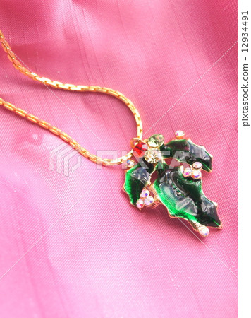 Christmas color necklace (Hiiragi's leaf pendant top) Christmas color necklace (Hiiragi's leaf pendant top) 12934491