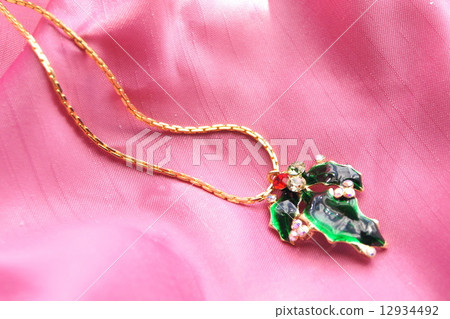 Christmas color necklace (Hiiragi's leaf pendant top) Christmas color necklace (Hiiragi's leaf pendant top) 12934492