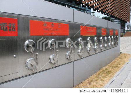 Urban fire protection infrastructure: water outlets and water pressure indicators 12934554