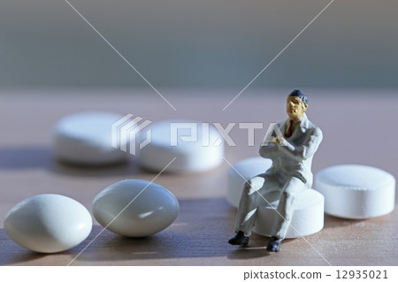 Pill and man 12935021