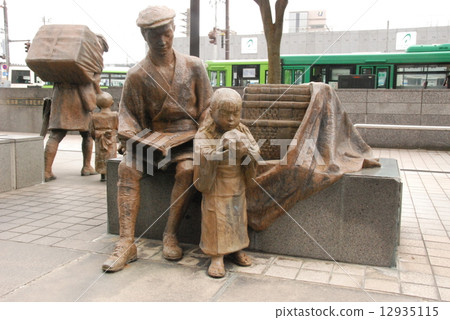Statue of the "Toyama Medicine Seller" - Handing out souvenirs (South Exit of JR Toyama Station/Akewa-cho, Toyama City, Toyama Prefecture) Statue of the "Toyama Medicine Seller" - Handing out souvenirs (South Exit of JR Toyama Station/Akewa-cho, Toyama City, Toyama Prefecture) 12935115