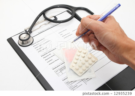 Doctor prescribing medication for patient 12935239