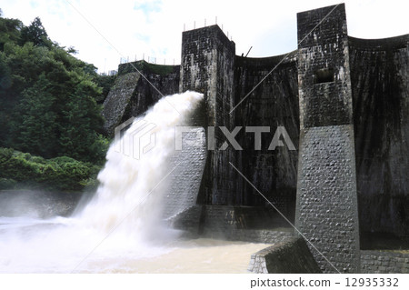 大川町Kanonji市,香川縣,Kuniko Shimbun“Benifeng Pond Dam”排水 大川町Kanonji市,香川縣,Kuniko Shimbun“Benifeng Pond Dam”排水 12935332