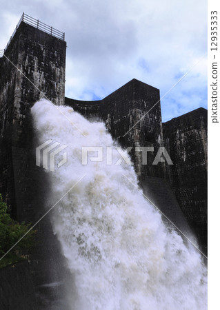 大川町Kanonji市，香川縣，Kuniko Shimbun“Benifeng Pond Dam”排水 12935333