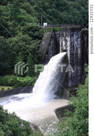 Ohnohara Town Kanonji City, Kagawa Prefecture, Kuniko Shimbun "Benifeng Pond Dam" Water Discharge Ohnohara Town Kanonji City, Kagawa Prefecture, Kuniko Shimbun "Benifeng Pond Dam" Water Discharge 12935335