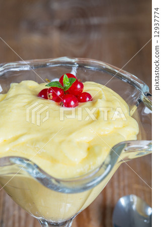 Vanilla cream dessert with vanilla bean and currant 12937774