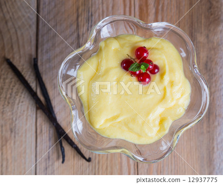 Vanilla cream dessert with vanilla bean and currant Vanilla cream dessert with vanilla bean and currant 12937775
