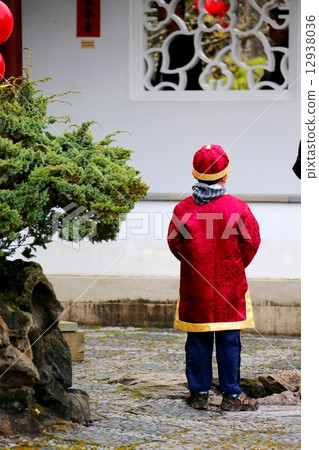 農曆新年節日的男孩 - 農曆新年的男孩 12938036