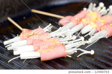 Flammulina Velutipes with bacon on grilled. 12940703