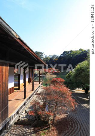 "Rurin Park" The scenic moon which you want from the front of the tea room of Kochi Tatei and the South Lake of autumn leaves 12941128