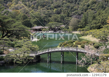 Special scenic spot "Ritsurin Koen" A sightseeing Japanese ship traveling around the south lake of spring in the spring (Shogetsu bridge in front, Sukokunotei in the back of the Japanese ship) 12941179