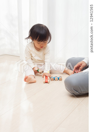 寶寶在玩玩具 12941565