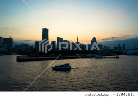 港區未來的夜景 12942613