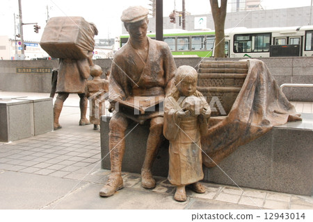 Statue of the "Toyama Medicine Seller" - Handing out souvenirs (South Exit of JR Toyama Station/Akewa-cho, Toyama City, Toyama Prefecture) Statue of the "Toyama Medicine Seller" - Handing out souvenirs (South Exit of JR Toyama Station/Akewa-cho, Toyama City, Toyama Prefecture) 12943014