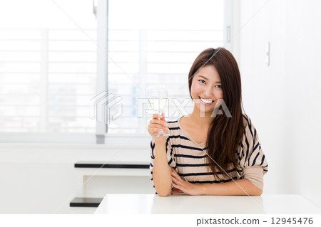 一個女人喝紅酒 一個女人喝紅酒 12945476