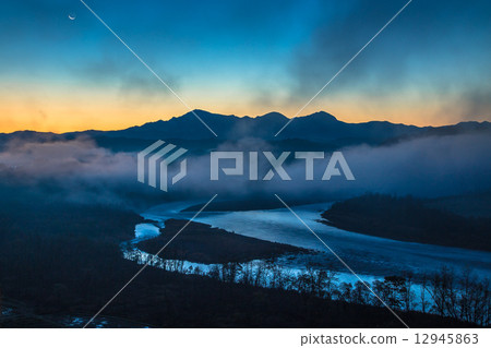 Niigata Prefecture Ojiya city Shinano river and Echigo Misan Mysterious dawn of the last month, fog and morning glow 12945863