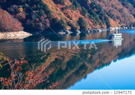 Uonuma City, Niigata Prefecture · Pleasure boat of autumn leaves of Okadadenko 12947175