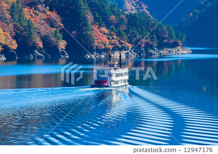 Uonuma City, Niigata Prefecture · Pleasure boat of autumn leaves of Okadadenko 12947176