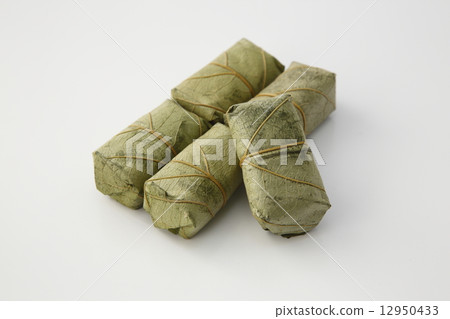 Persimmon leaf sushi 12950433